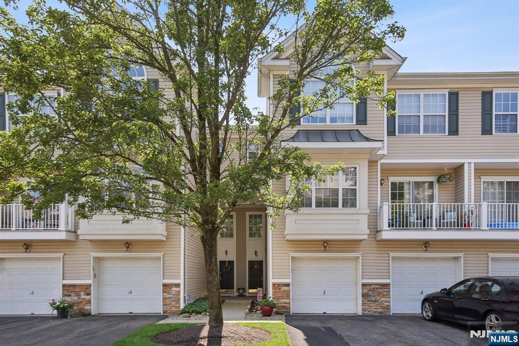 Property Photo:  64 Lakeview Court  NJ 07442 