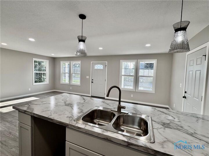 Property Photo:  402 Empire Street  OH 43543 