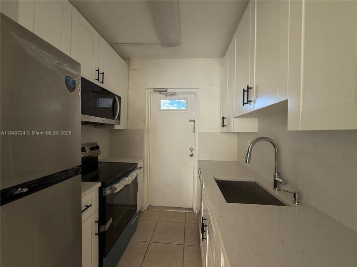 Property Photo: 10900 SW 104th St 323 FL 33176