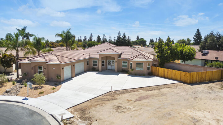 Property Photo: 183 Oaks Court CA 93274