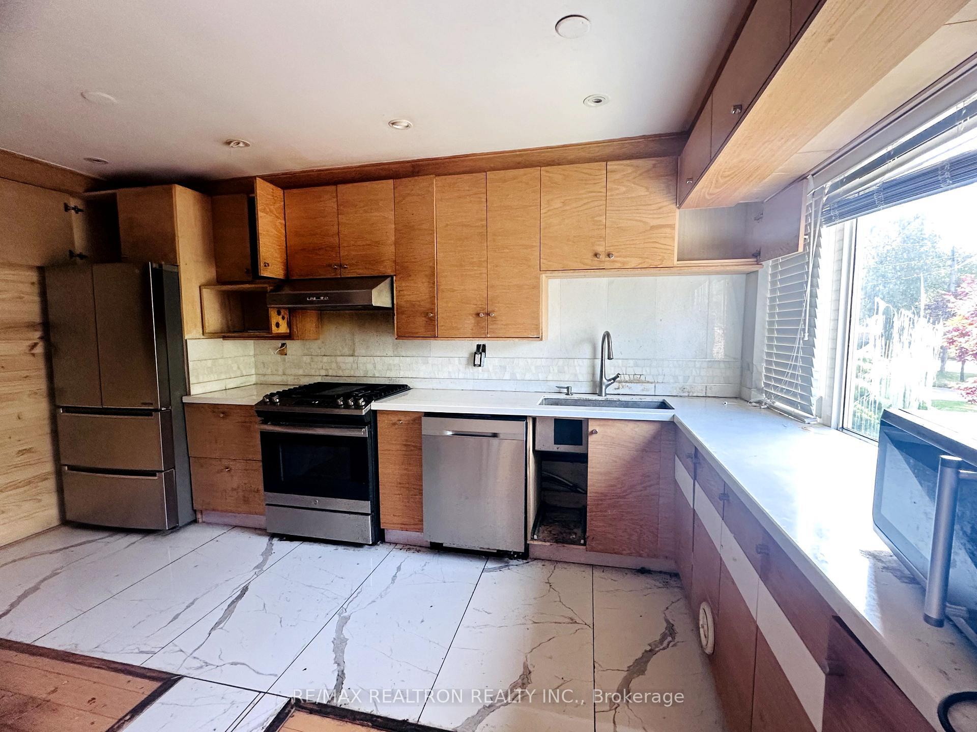 Property Photo: 11 Templeton Court ON M1E 2C3