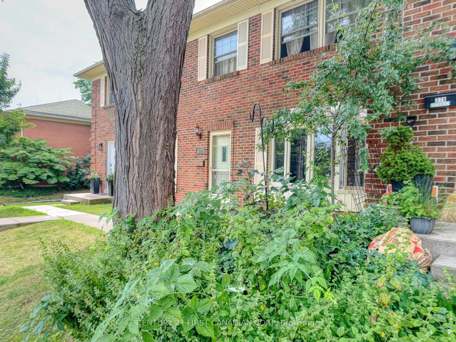 Property Photo: 380 Homestead Court ON N6G 2E9