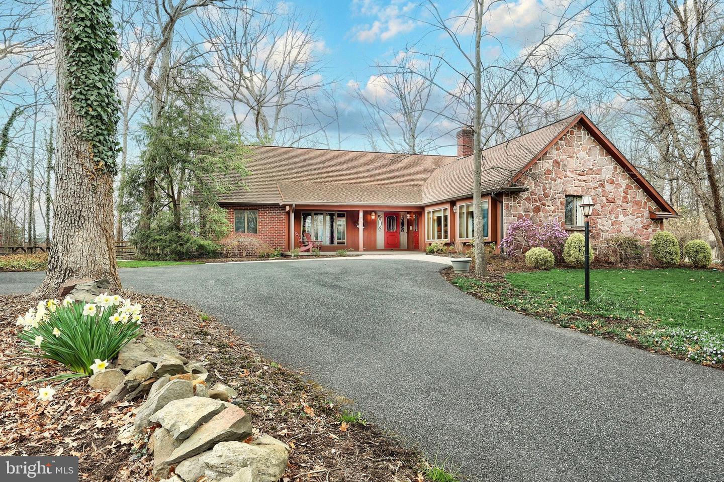 Property Photo:  10 White Oak Trail  PA 17325 