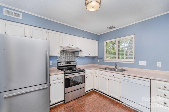 3001 Heathstead Place  Charlotte NC 28210 photo