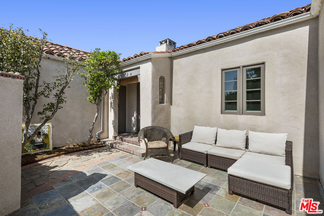 Property Photo:  931 Micheltorena St  CA 90026 