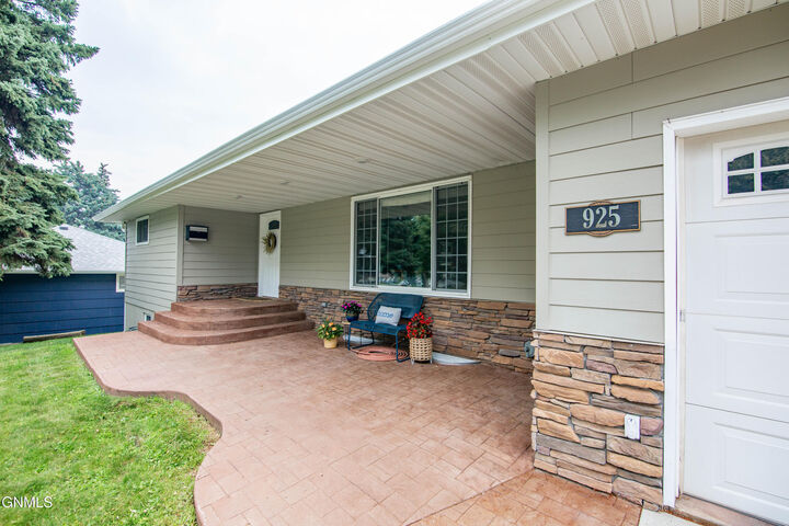 Property Photo:  925 Crescent Lane  ND 58501 