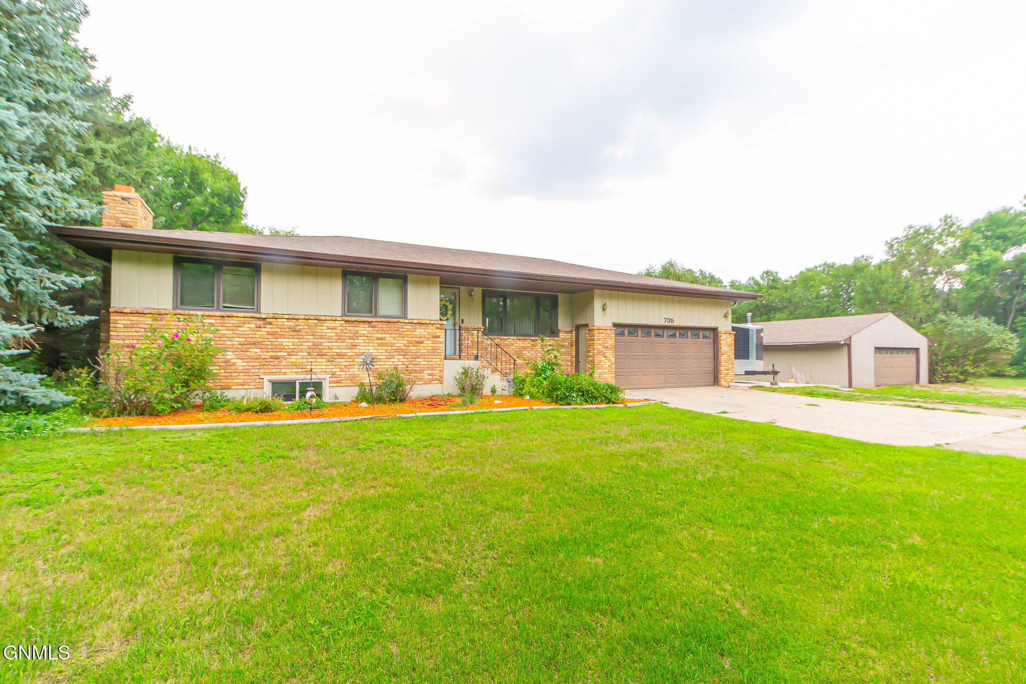Property Photo:  735 Bristol Drive W  ND 58501 