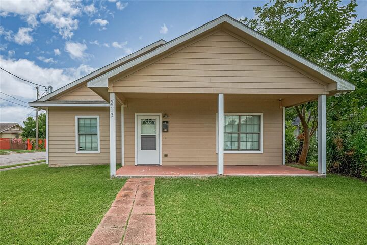 Property Photo:  213 W Murrill Street  TX 77520 