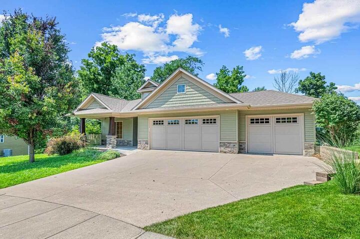 Property Photo: 826 Sugar Loaf Cir IA 52245