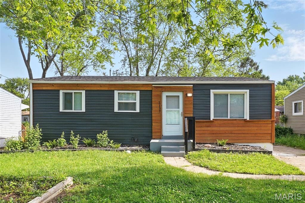 Property Photo:  1137 Scott Avenue  MO 63138