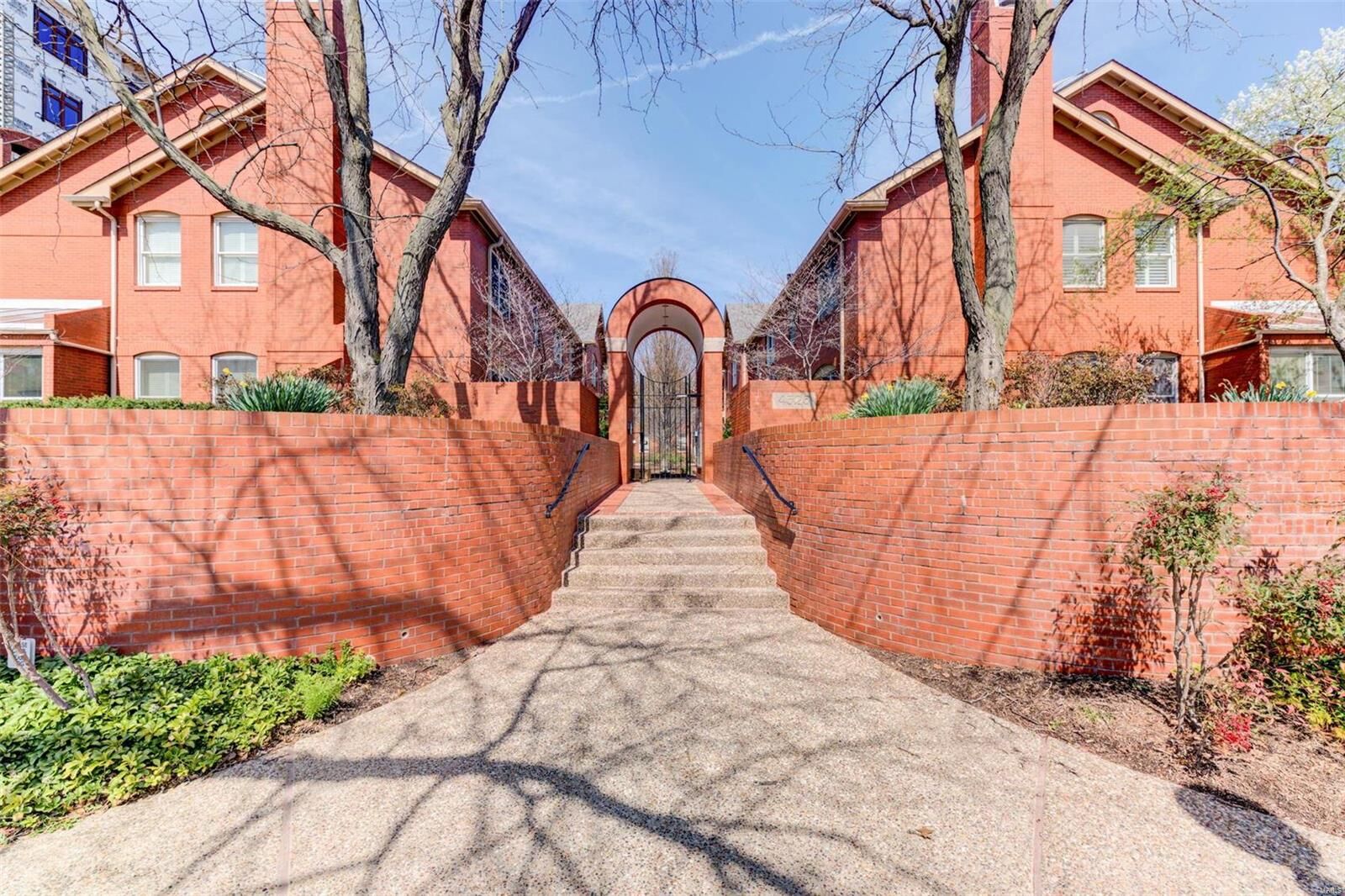 Property Photo: 4525 Laclede Avenue 2 MO 63108