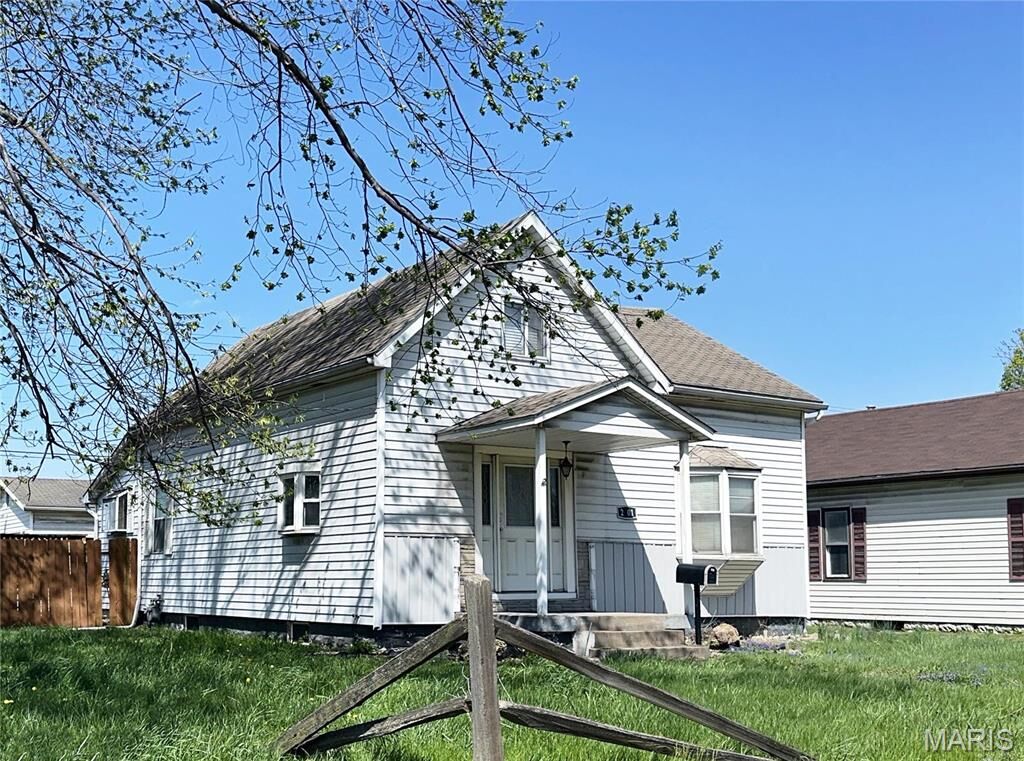 Property Photo:  2301 E 25th Street  IL 62040 