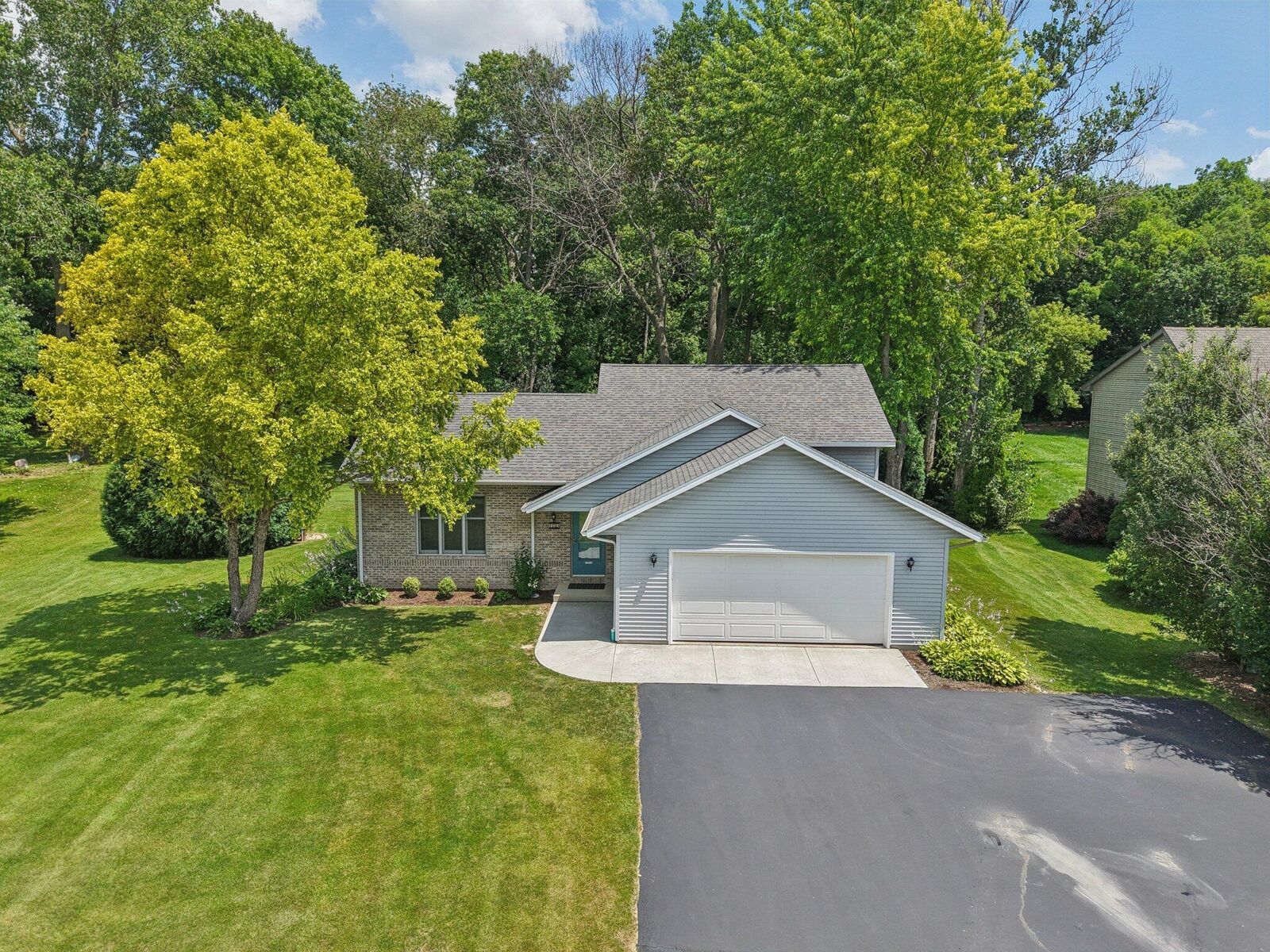 Property Photo:  1721 Landre Ct  WI 53105 