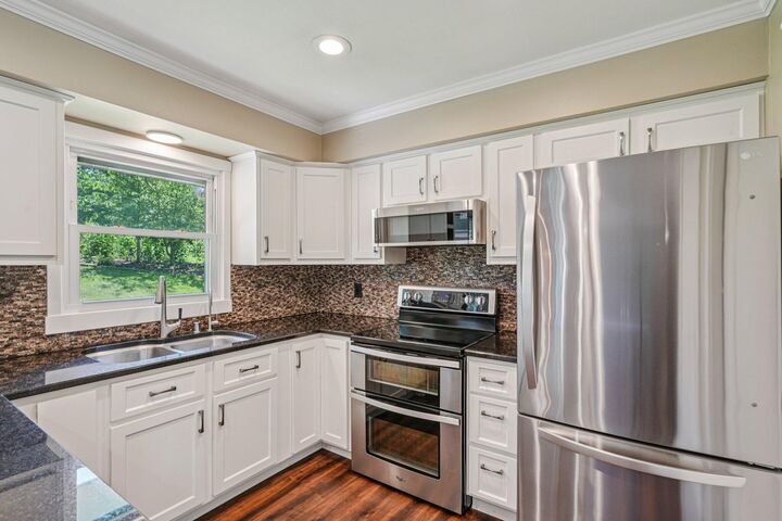 Property Photo:  507 Oxford Dr  WI 53029 