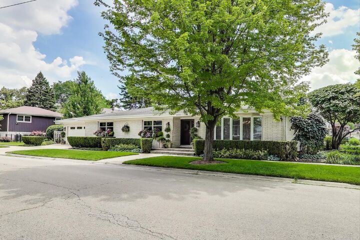 Property Photo: 6835 N Waukesha Avenue IL 60646