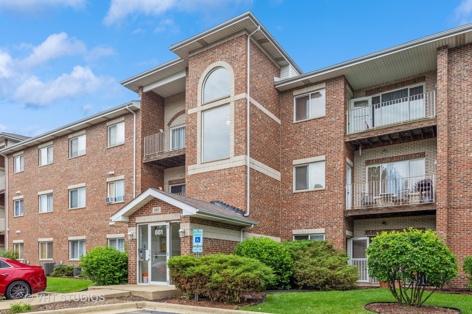 Property Photo: 881 N Swift Road 106 IL 60101