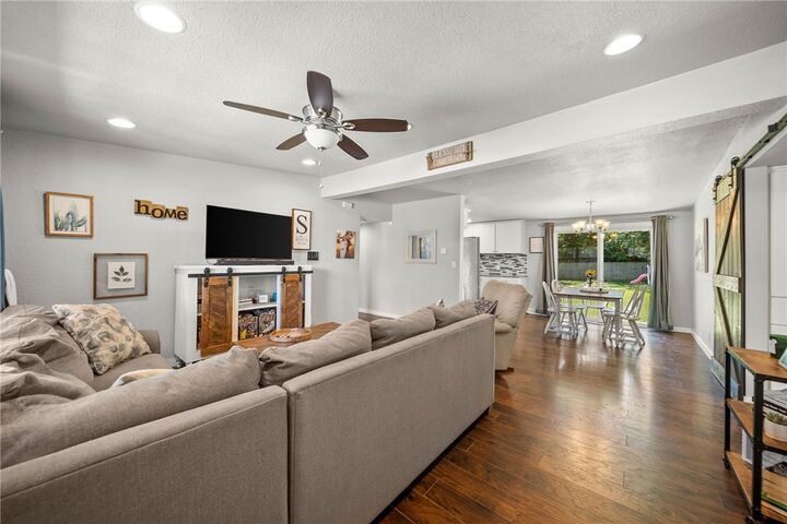Property Photo:  1008 W Jefferson Street  AR 72761 