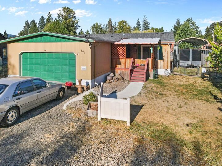 Property Photo:  805 Redwood Avenue  OR 97522 