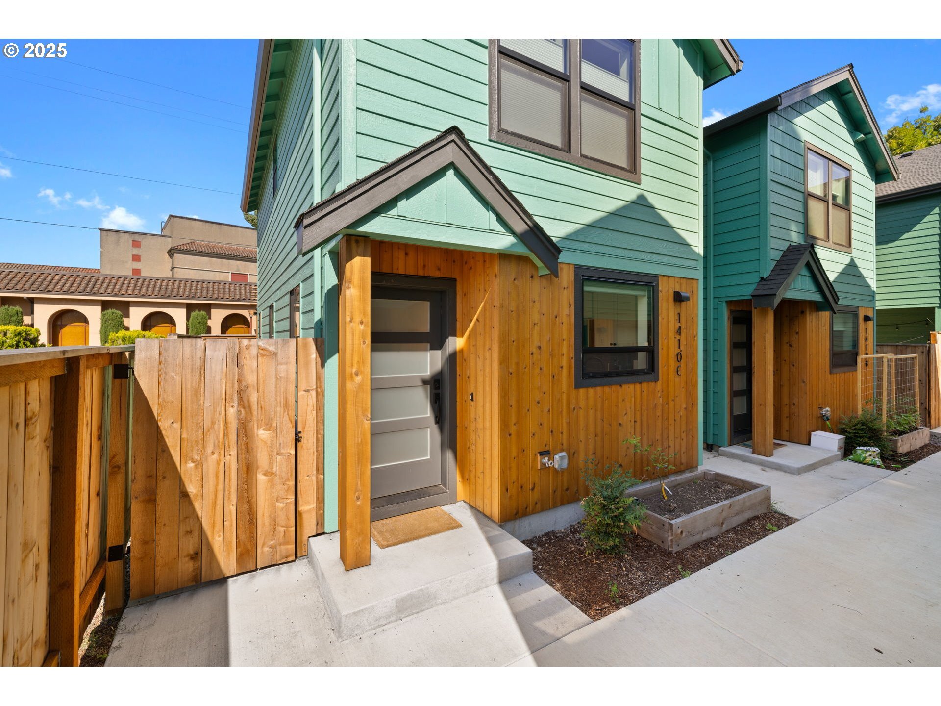 1410 SE Claybourne St C  Portland OR 97202 photo