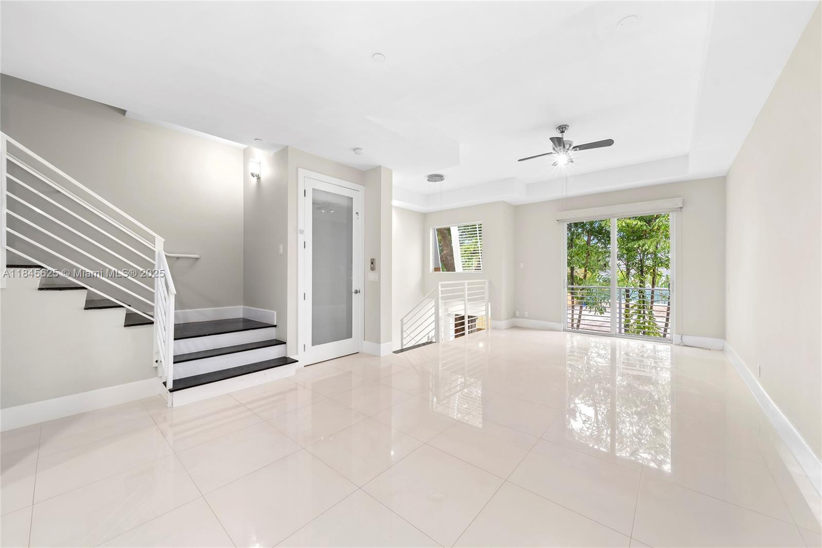 Property Photo: 811 SE 12th Ct FL 33316