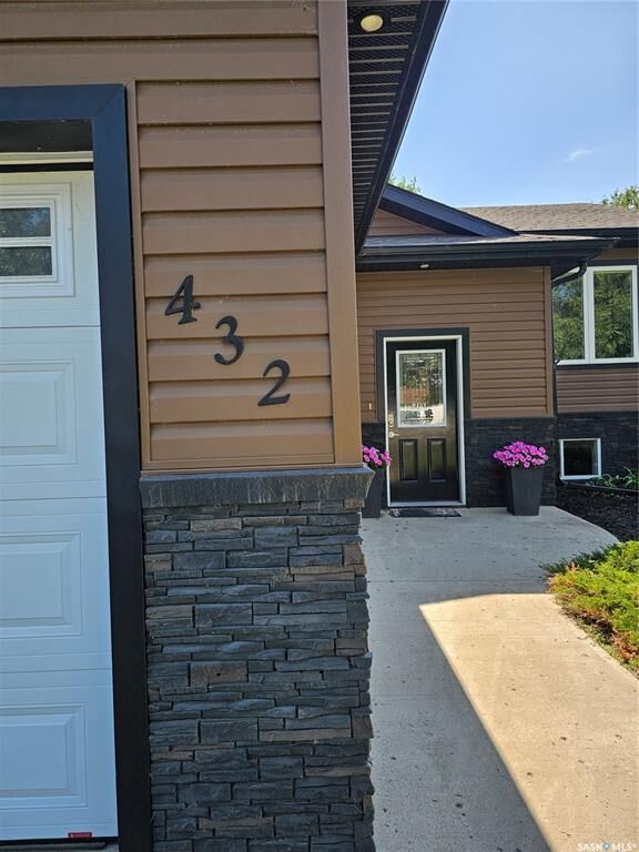 Property Photo:  432 3rd Avenue W  SK S0K 4L0