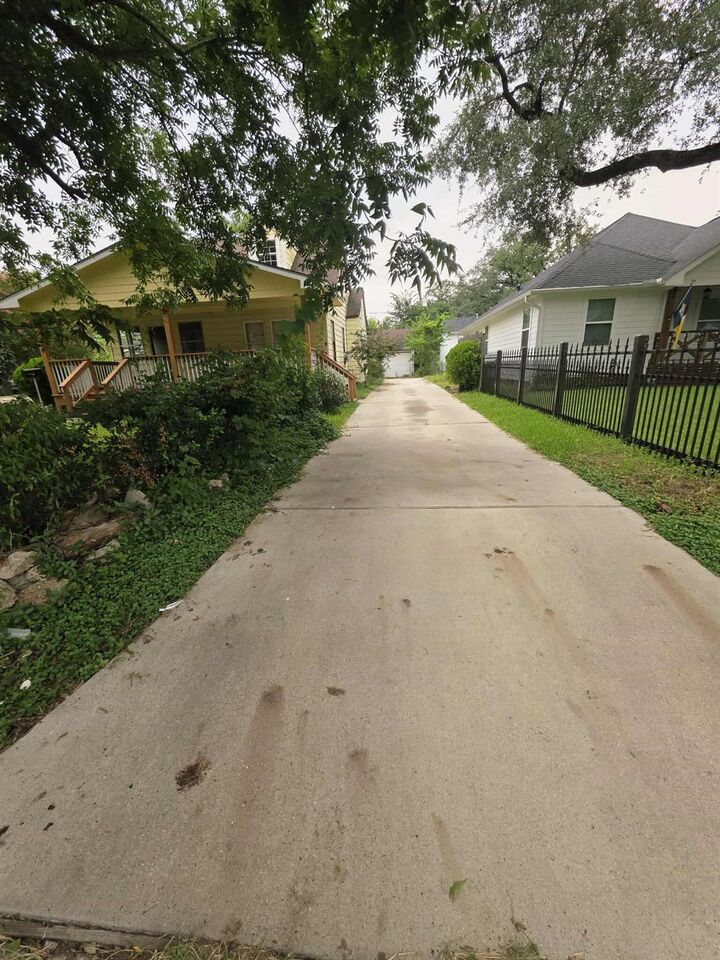 Property Photo: 214 Center Street TX 77506