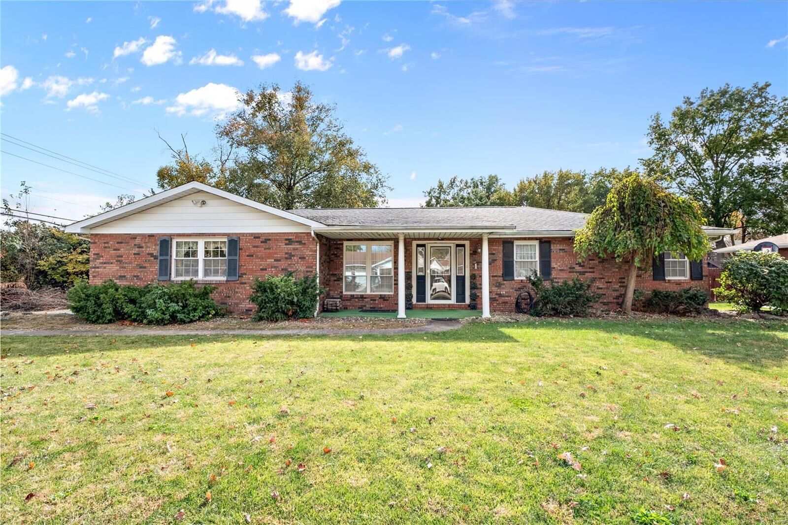 Property Photo:  1 Reta Court  IL 62040 