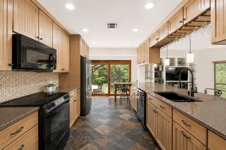 Property Photo: 122 Acapulco Drive TX 78734