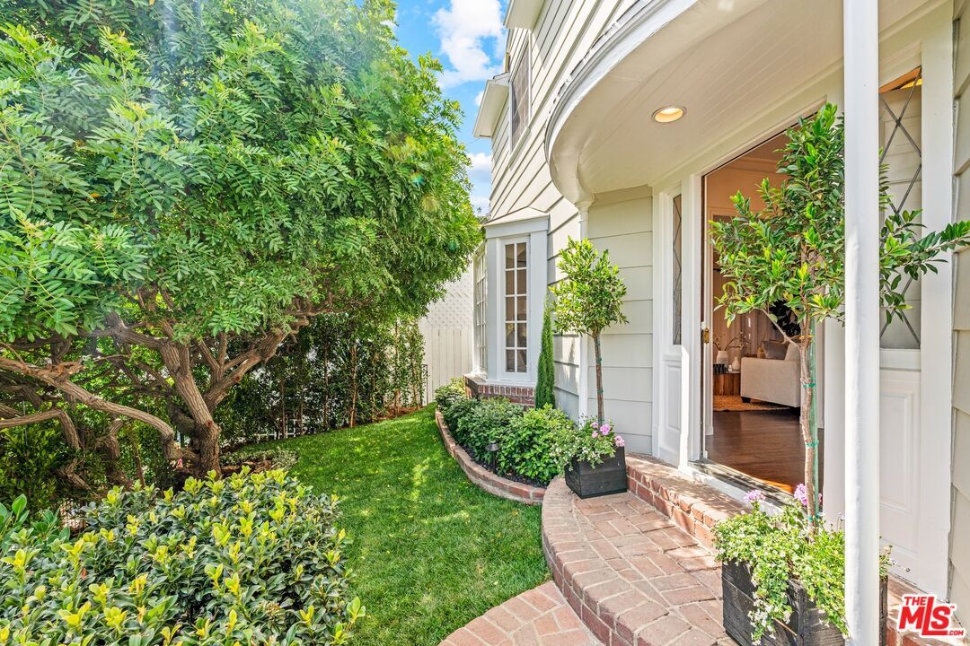 Property Photo:  8023 Hemet Pl  CA 90046 