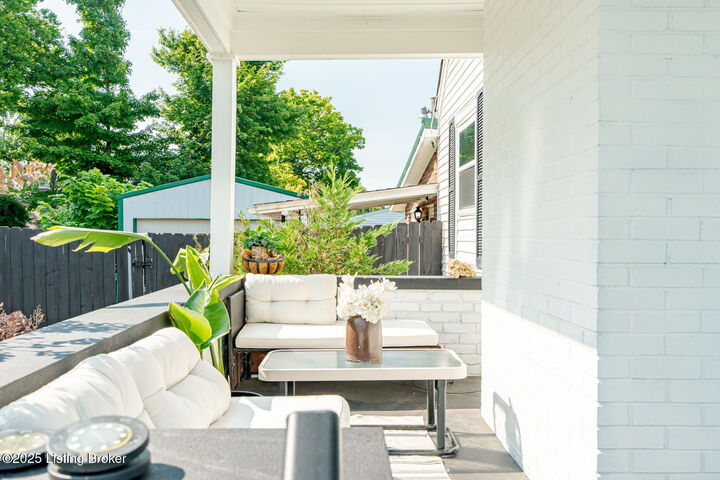 Property Photo: 9204 Jefferson Ave KY 40291