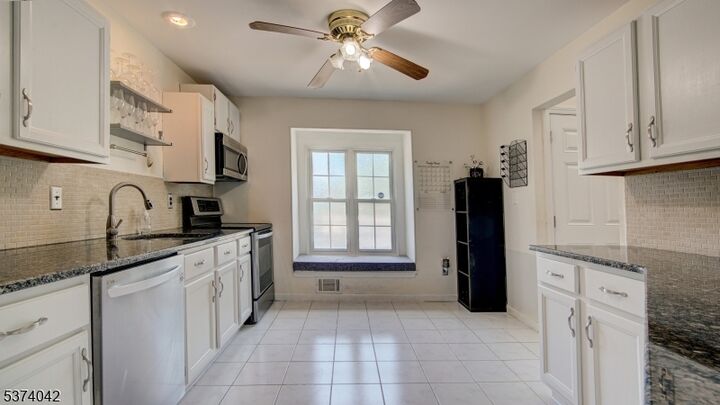 Property Photo: 6 Pond Ct NJ 08844