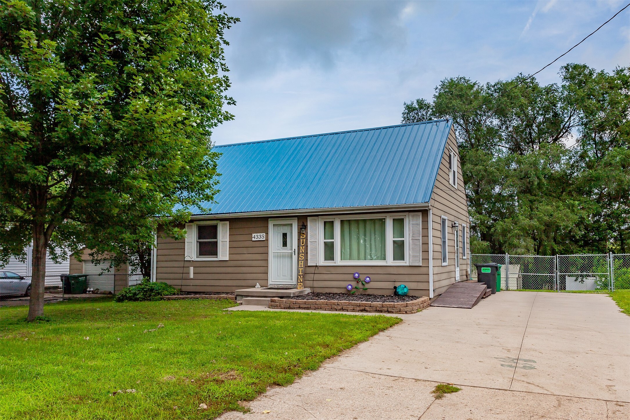 Property Photo: 4335 NE 26th Street IA 50317