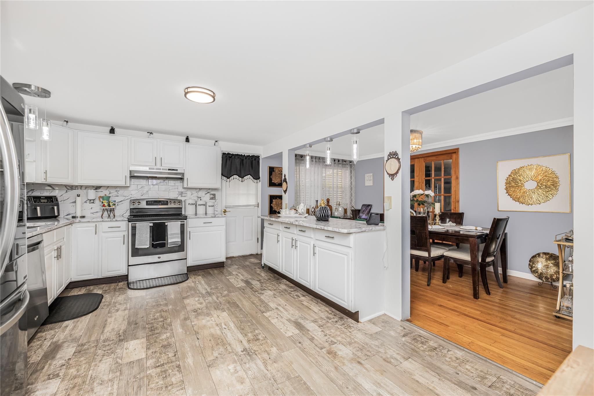 Property Photo:  5 Queens Way  NY 12550 