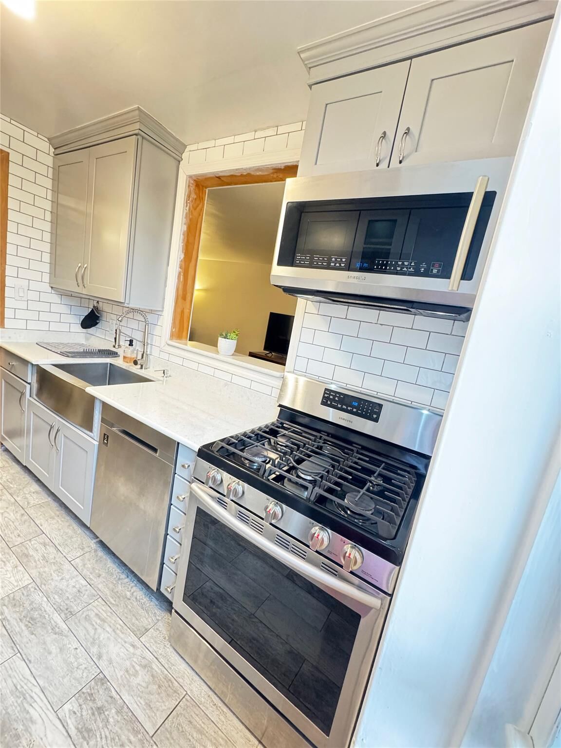 Property Photo:  1475 Thieriot Avenue 6E  NY 10460 