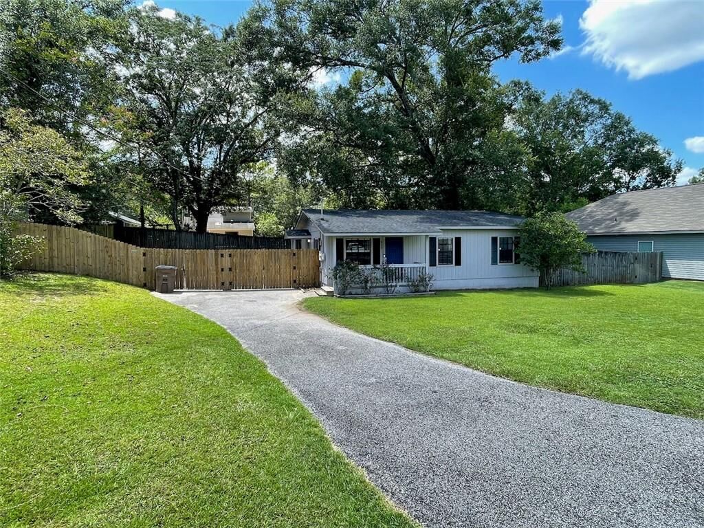 Property Photo: 910 Louise Avenue AL 36609