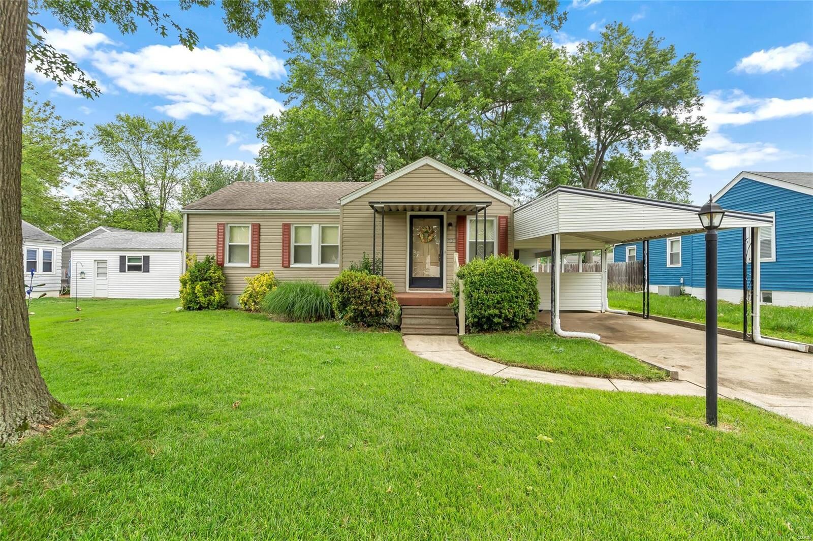 Property Photo: 1605 E D Street IL 62221