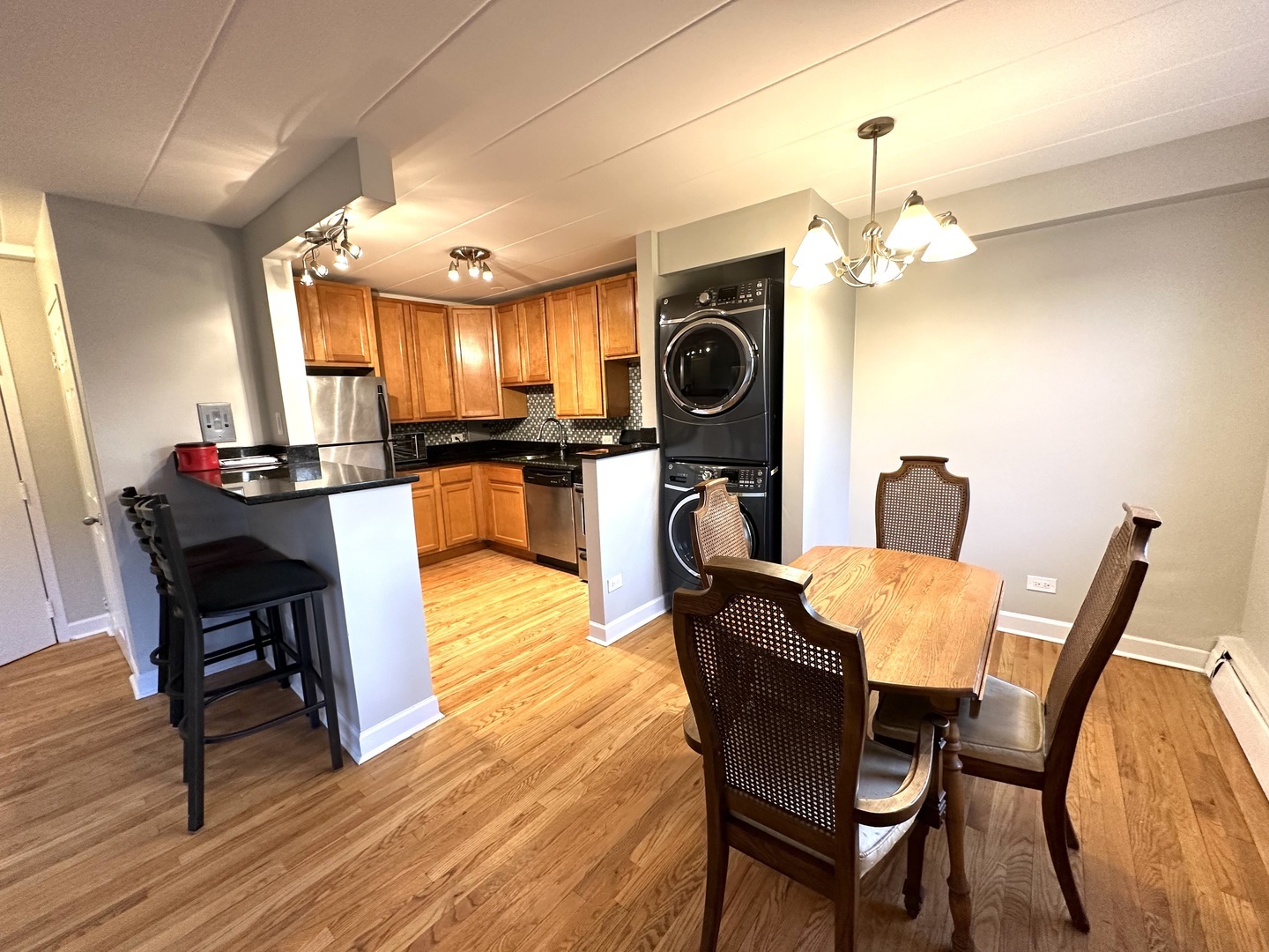 Property Photo: 2115 W Farwell Avenue 213 IL 60645