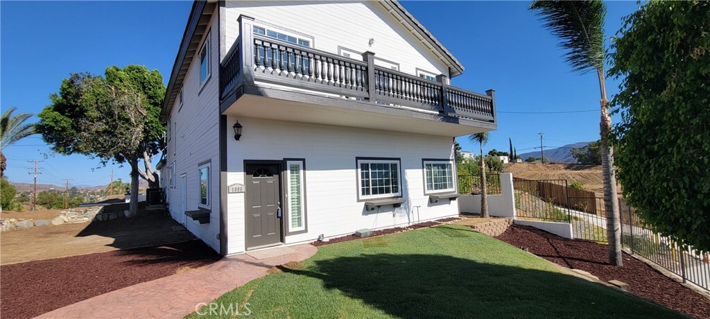 Property Photo:  1006 W Pottery Street  CA 92530 