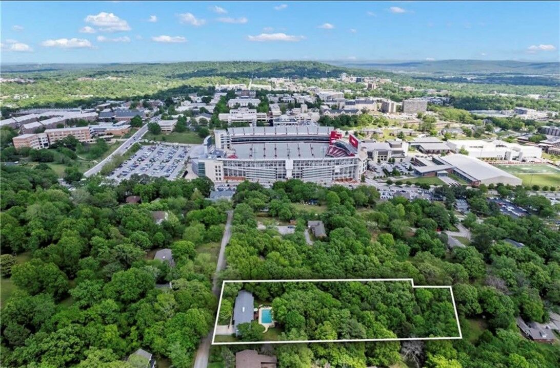 Property Photo: 1611 W Halsell Road AR 72701