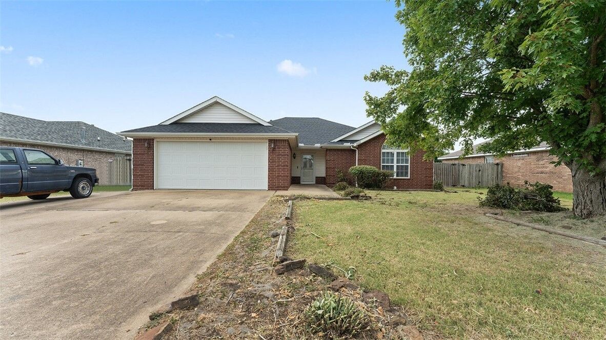 Property Photo:  2402 SW 17th Street  AR 72713 
