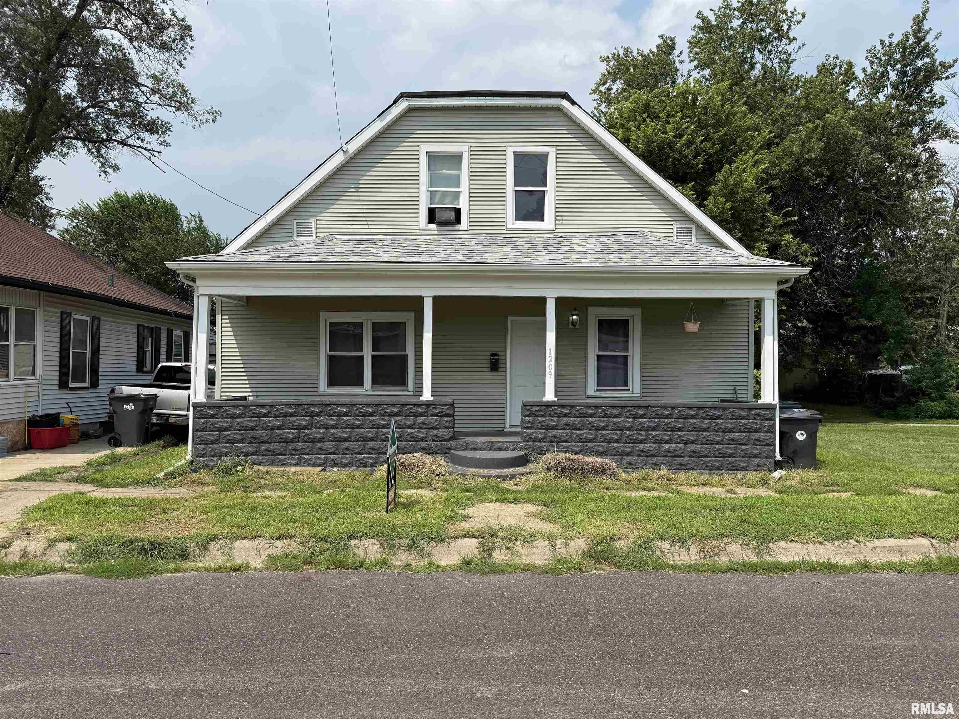 Property Photo: 1209 Margaret Street IL 61554