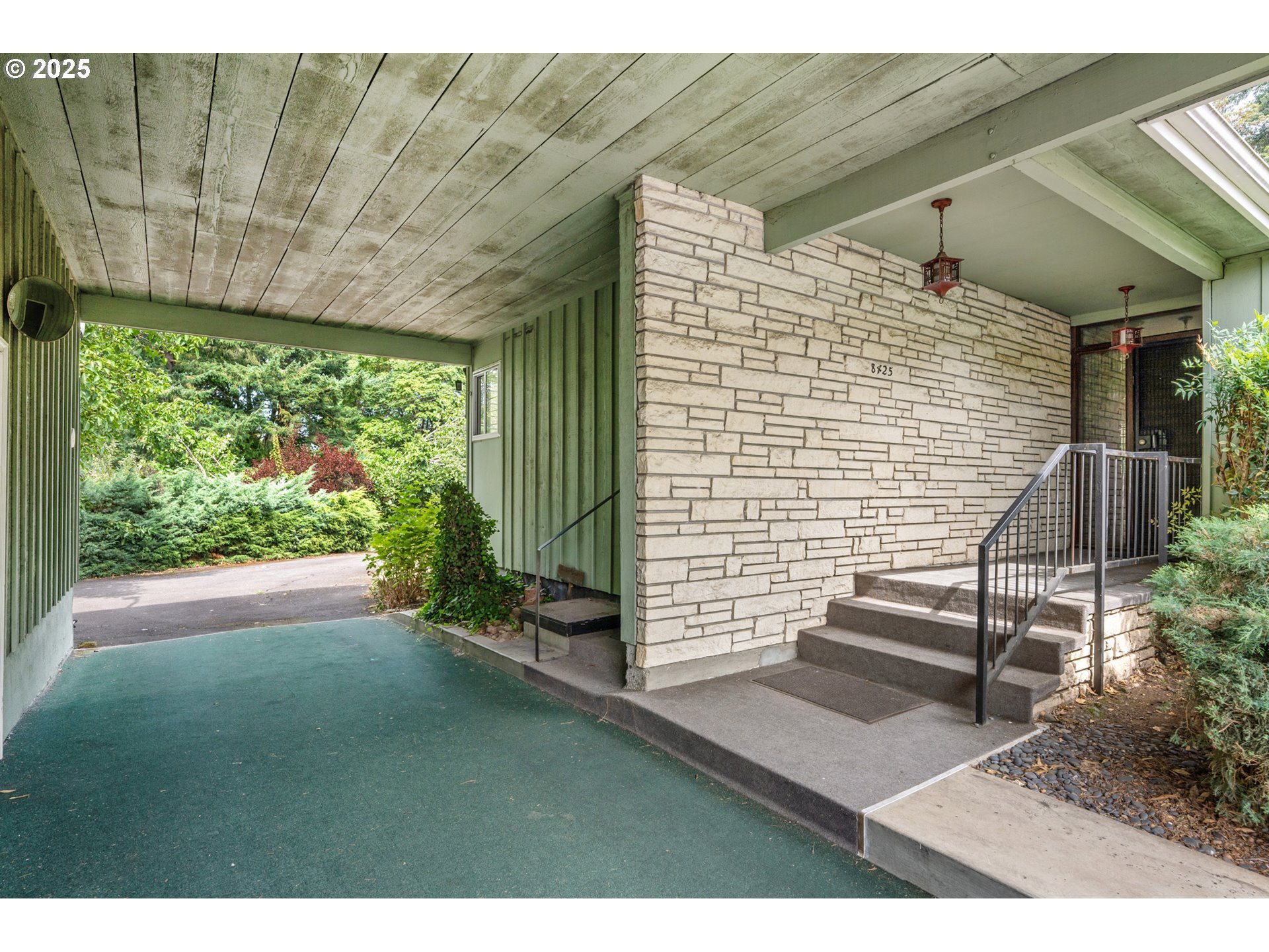Property Photo: 8425 SE 57th Ave OR 97206
