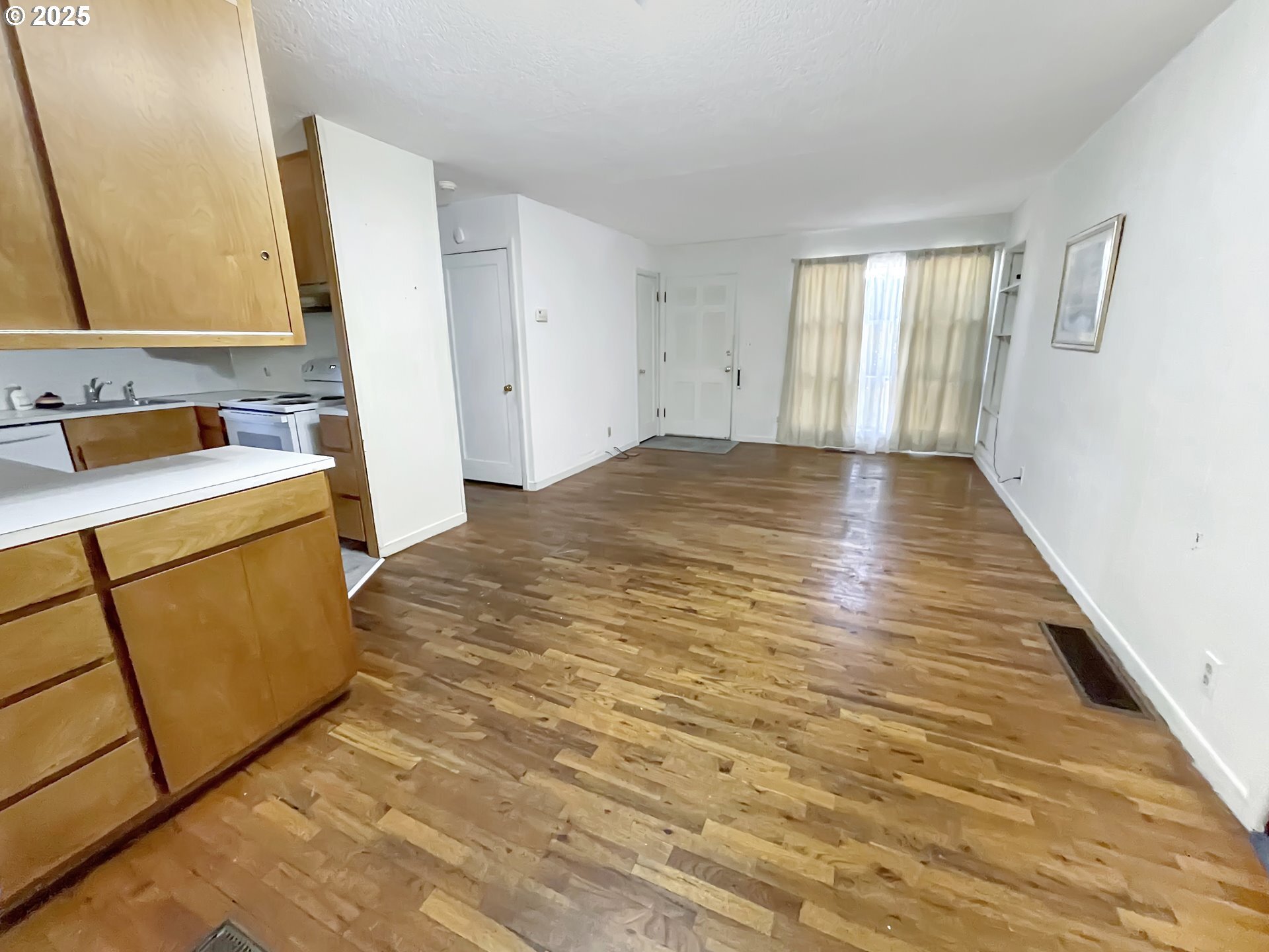 Property Photo:  515 E Hereford St  OR 97027 