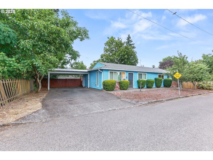 Property Photo: 5829 SE 80th Ct OR 97206