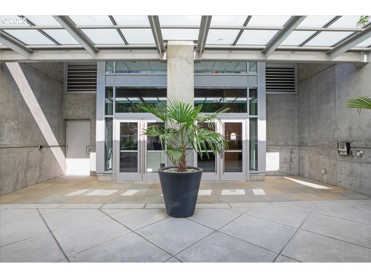 Property Photo: 1926 W Burnside St 806 OR 97209