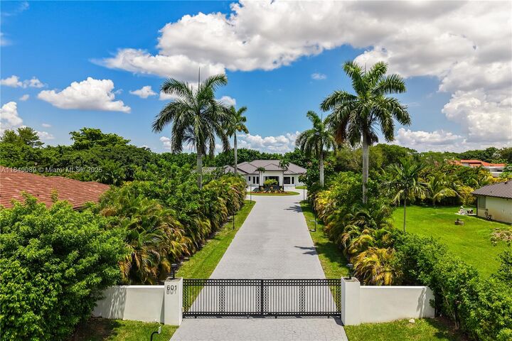 Property Photo:  601 Ranch Rd  FL 33326 