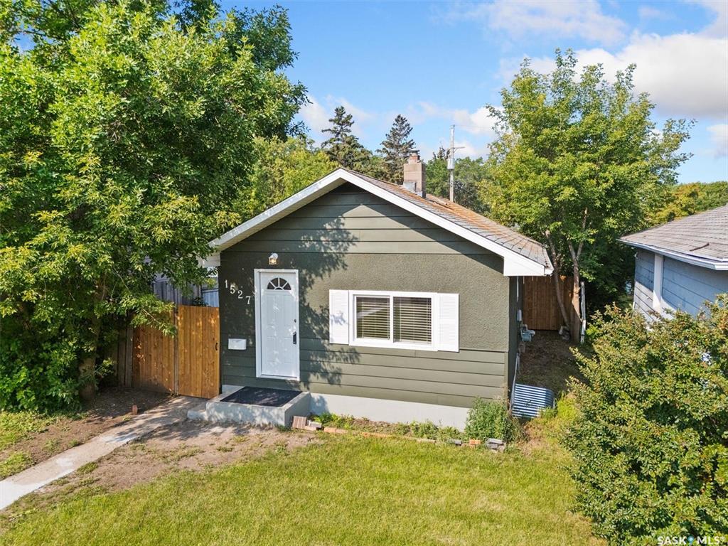 Property Photo: 1527 G Avenue N SK S7L 2B1