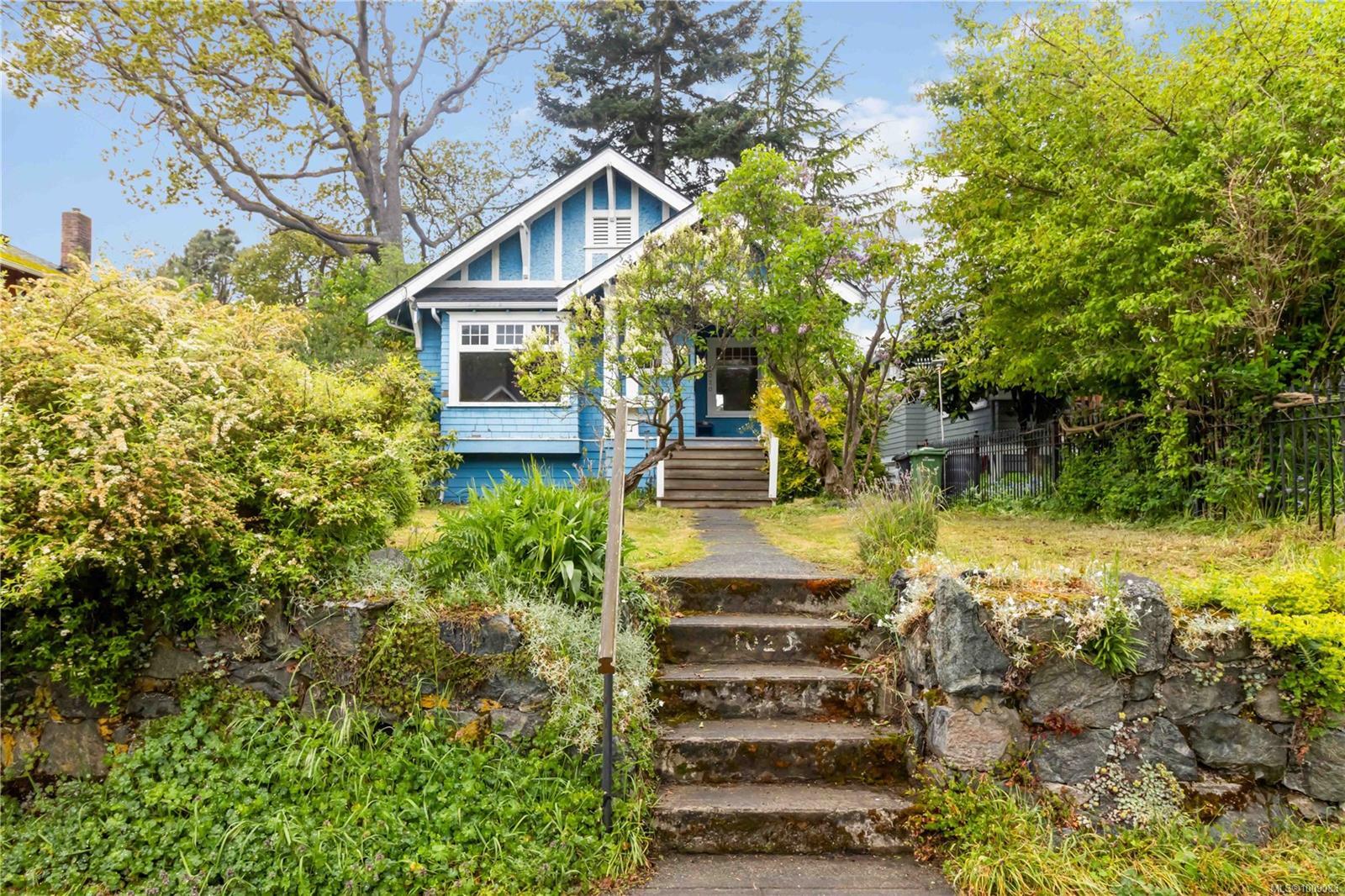 Property Photo:  1020 Chamberlain St  BC V8S 4B9 