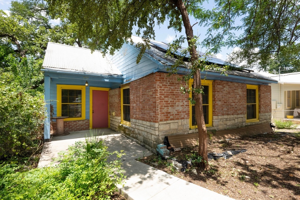 Property Photo: 1502 Wethersfield Road TX 78703