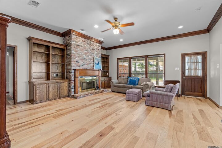 Property Photo: 16067 Chantilly Ave LA 70817
